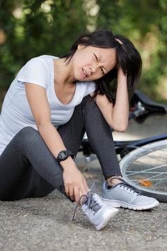 woman fell with her bicycle in the park