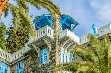 Obraz premium Top and windows of a colorful apartment building in Malcesine, Lake Garda, Italy.