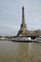 Fototapeta na wymiar La tour Eiffel domine la Seine, Paris, France.