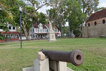 Canon du fort Zeelandia, la reine Wilhelmine et les maisons des officiers à Paramaribo au Suriname