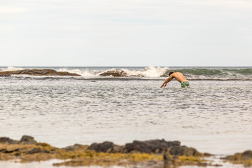Mann badet im kalten Ozean