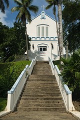 Fototapeta na wymiar Parroquia Santa Maria, Öffentliche Pfarrei Saint Marys, weiße Hochzeitskirche in Panama City