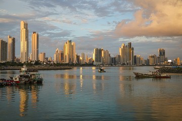 Die Altstadt von Panama, Skyline mit Brücke und Hochhäusern über das Meer fotografiert




