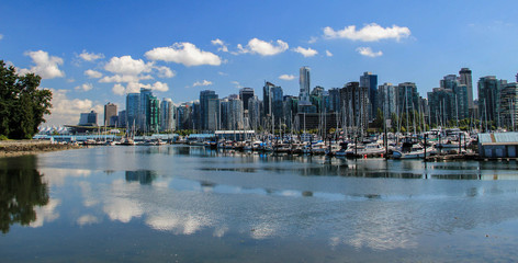 Obraz premium Vancouver skyline on a sunny day