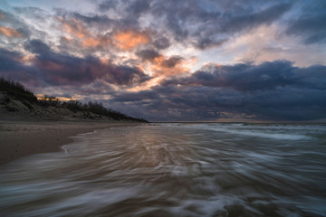 Obraz premium sea sunset in an autumn cold evening