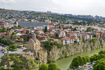 Fototapeta na wymiar Georgia: Tbilisi - Metekhi church at Mtkvari river and old town