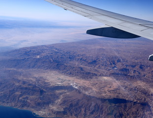 Fototapeta na wymiar Sinai-Gebirge unter der Tragfläche eines Flugzeuges