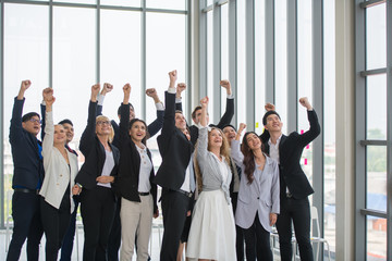 Obraz premium Business people raise hands in the meeting room