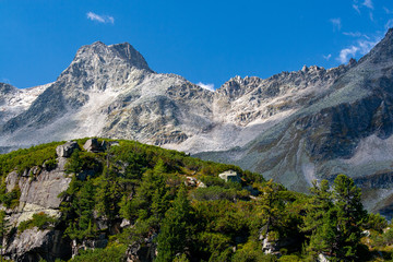 Fototapeta na wymiar A view of the rocky ridge on a sunny day in the Austrian Alps