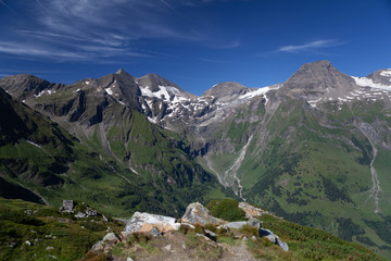 Fototapeta na wymiar Breathtaking view of the tops of the Austrian alps