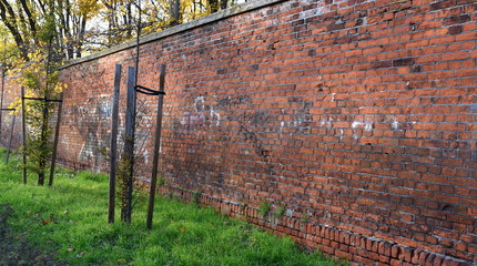 Teil der Mauer vor dem Jüdischen Friedhof in Warschau