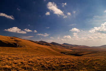 Fototapeta na wymiar Landscape view over a mountain field
