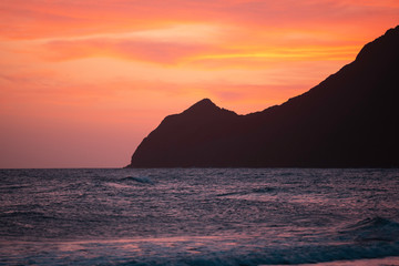Naklejka na ściany i meble romantischer Sonnenuntergang an der Spanischen Küste, Meer, Wolken, Abendrot