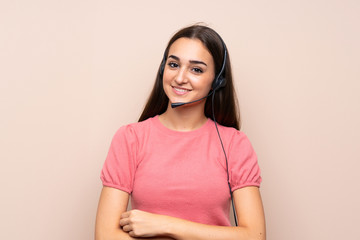 Obraz premium Young woman over isolated background working with headset