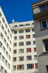 Marché immobilier / logement : vue extérieure de bâtiments d'habitation avec nombreuses fenêtres d'appartements