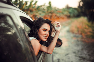 Mujer viajando sonriendo en un auto