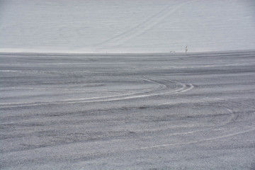融雪剤が撒かれた雪の畑