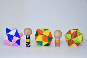 折り紙のくす玉と人形
