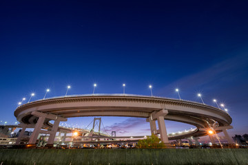 Fototapeta premium 夜明けのループ橋