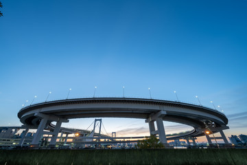 ループ橋と空