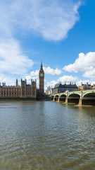 Fototapeta na wymiar Big Ben mit Brücke und Parlament vom Themseufer