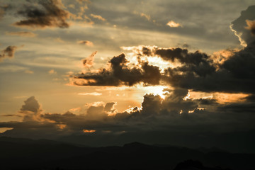 el sol escondiendose