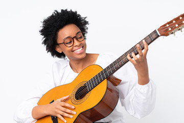 Obraz premium African american woman with guitar over isolated background