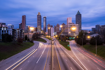 Plakat Atlanta skyline and highway at night, Georgia, USA