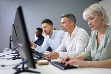 Obraz premium Manager Assisting His Staff In Office