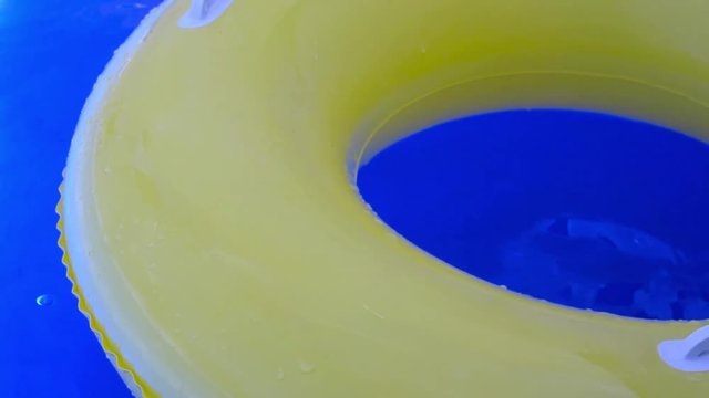 Juguete en piscina