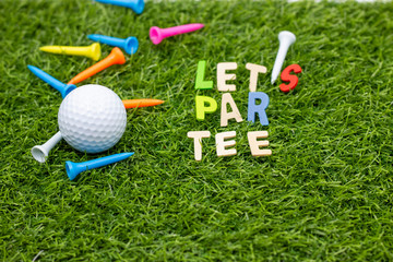 Golf Party with golf ball par tee word and tee on green grass - obrazy, fototapety, plakaty