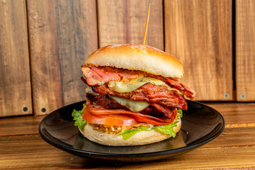 comida. parrilla y hamburguesa