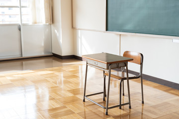 日本の小学校の黒板と机の教室イメージ