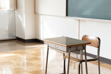 日本の小学校の黒板と机の教室イメージ