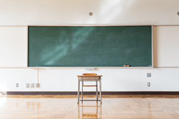 日本の小学校の黒板と机の教室イメージ