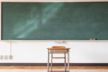 日本の小学校の黒板と机の教室イメージ