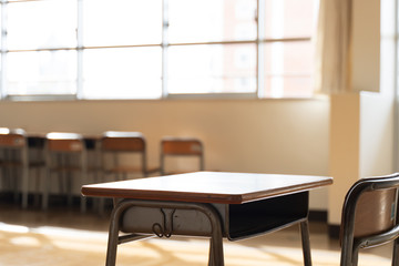 日本の小学校の教室と机のイメージ