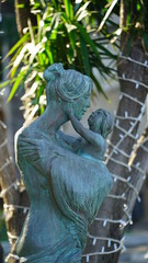 Statue Frau mit Kind