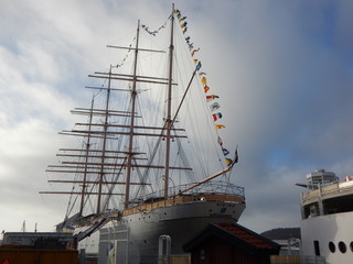 masts and rigging of cruise ship