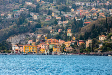 Fototapeta premium Wieczorem widok na miasto Bellagio i Varenna Como woda jezioro Włochy błękitne niebo góra