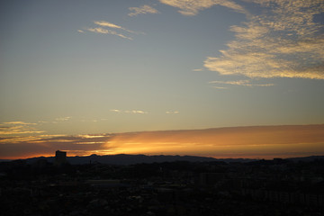日本の住宅街の朝焼けの風景