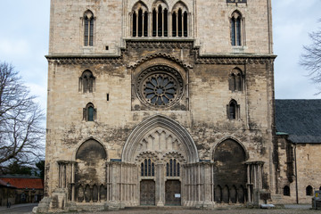 Fototapeta na wymiar Fassade und Rosette am gothischen Dom Halberstadt