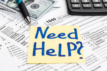 Obraz premium Need help text on sticker with tax form, money and calculator. Assistance with filing tax form and calculation.