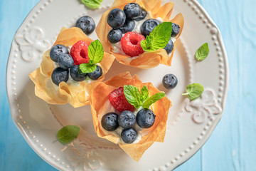 Delicious phyllo cups as a sweet summer snack
