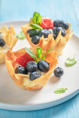 Sweet phyllo cups as a sweet summer snack