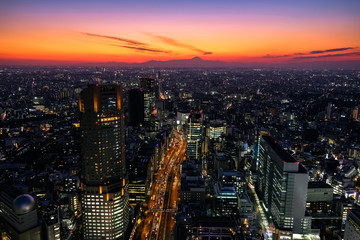 Fototapeta premium 東京 渋谷スクランブルスクエア 展望台からの夕暮れ