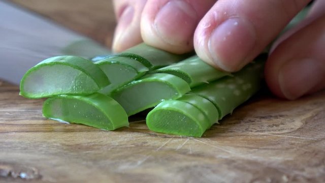 Aloe Vera wird mit einem Messer in Scheiben geschnitten