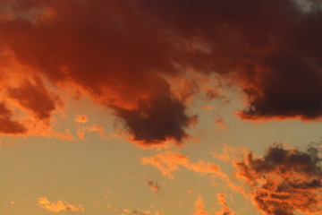 夕焼けに染まる暁の空と雲