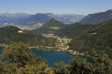 Paesaggio del Lago di Lugano con colline e paesi