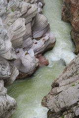Fototapeta na wymiar torrente alpino che scorre in un canyon roccioso 